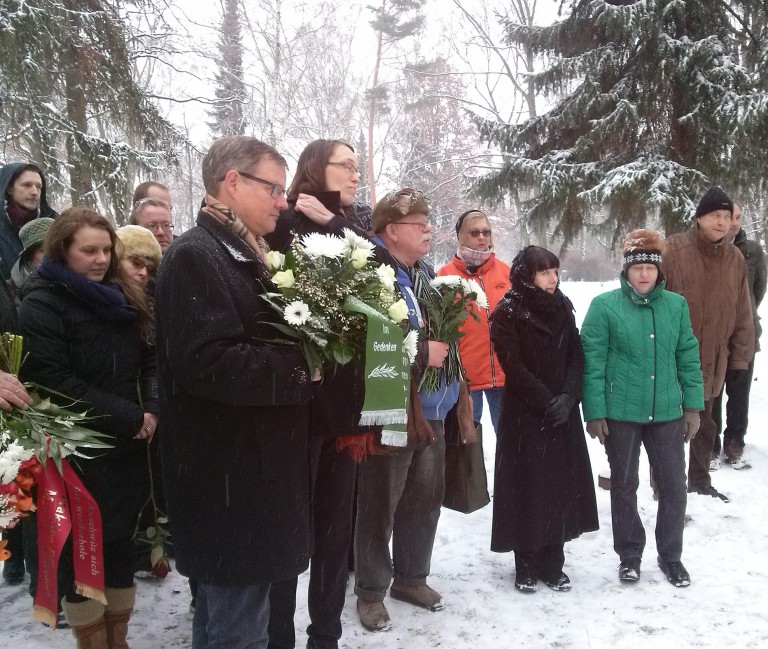 „Stilles Gedenken“ an der Stele der Zwangsarbeiter*innen auf dem Parkfriedhof Marzahn