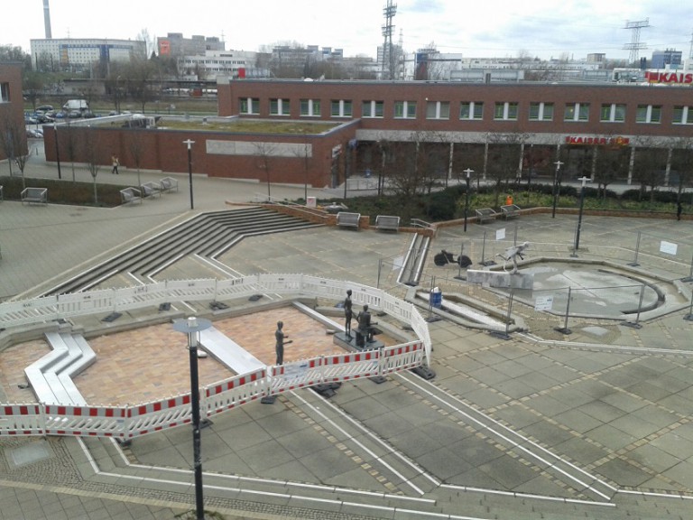 Brunnen am Helene-Weigel-Platz soll im Juni 2016 fertig gestellt sein
