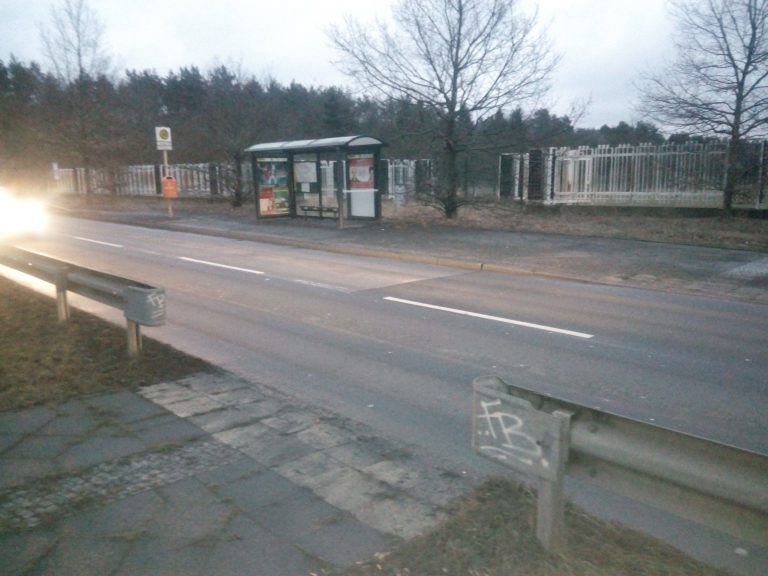 Fußgängerüberweg zum S-Bahnhof Wuhlheide