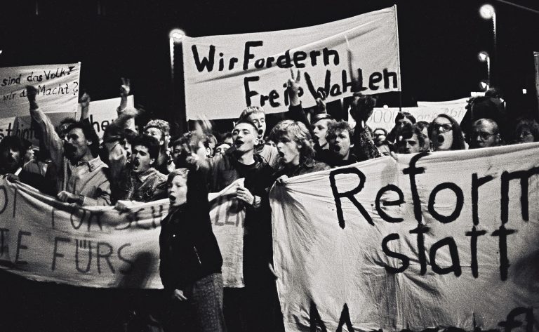 Ausstellung „Von der friedlichen Revolution zur Deutschen Einheit“ in den Bezirk holen