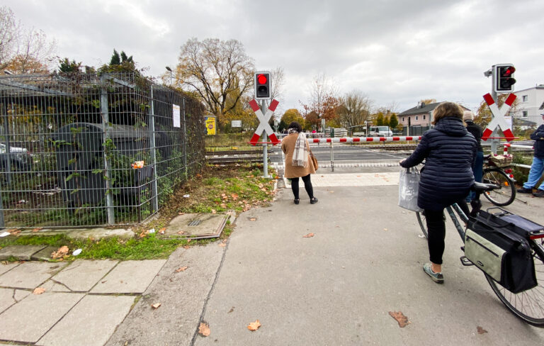 Bahnübergang am S Biesdorf nach Umbau optimieren