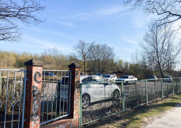 Parkplatz am Biesdorfer Friedhofsweg sichern und Stellplätze für Fahrräder schaffen