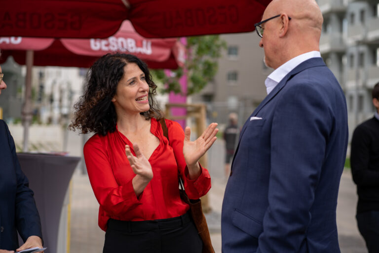 Senatorin Bettina Jarasch eröffnet die erste Jelbi-Station im Stadtgut Hellersdorf