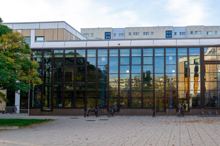 Solaranlagen auf Schwimmhallen errichten