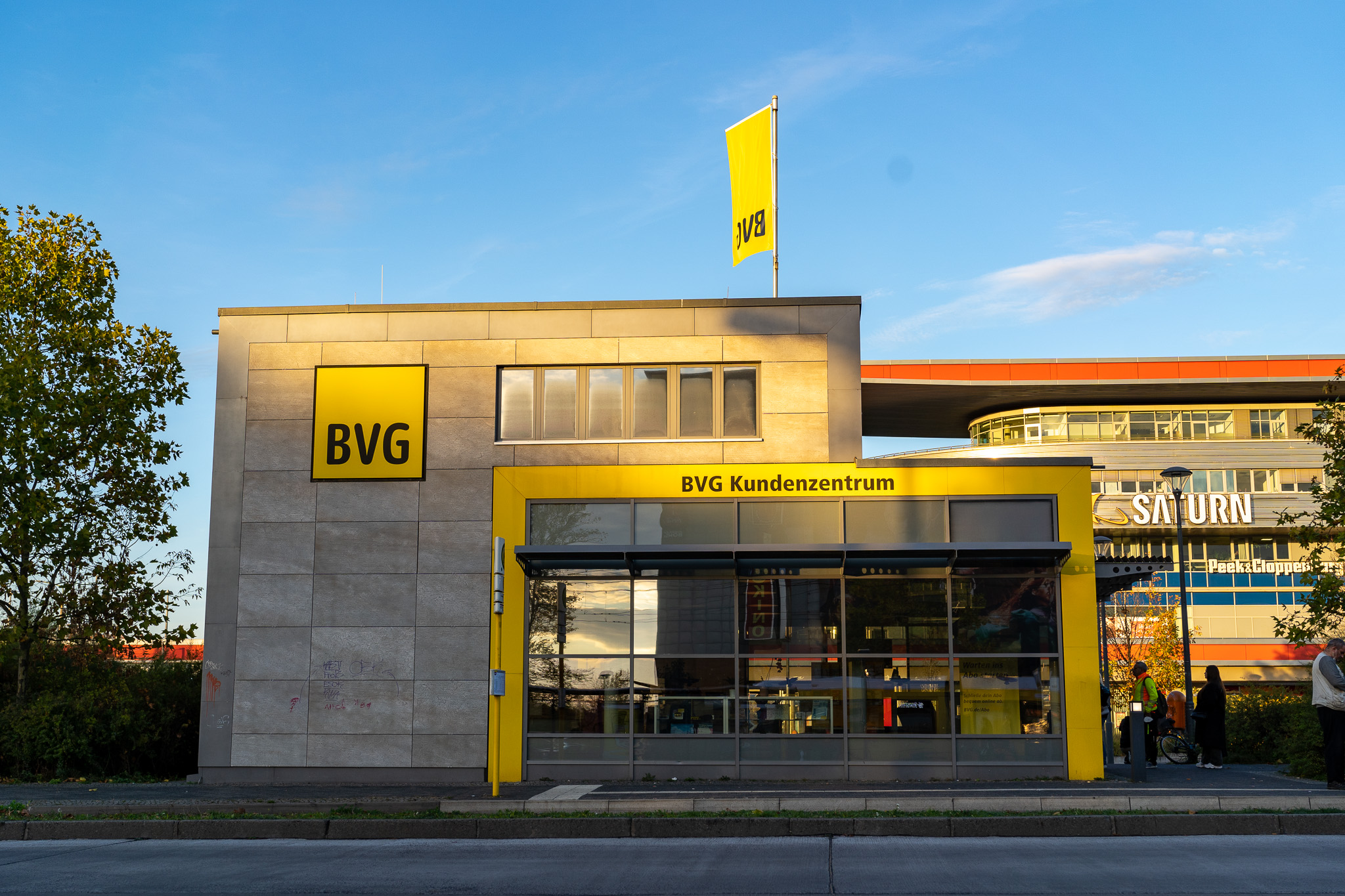 Das BVG-Kundenzentrum vor dem Eastgate