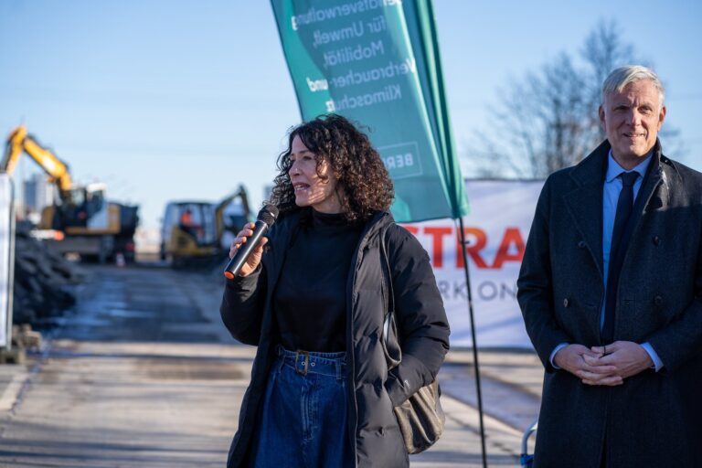 Bettina Jarasch bei Spatenstich zum Baubeginn Marzahner Knoten