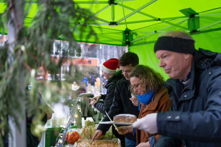 Bündnisgrüne bei der DRK-Weihnachtsverteilung