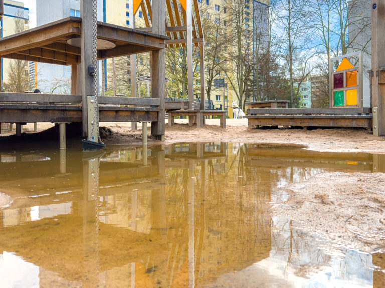 Wasserabfluss für Spielplatz am Murtzaner Ring überprüfen