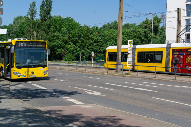 Ersatzverkehr der M8 und M18 nicht im Stau stehen lassen