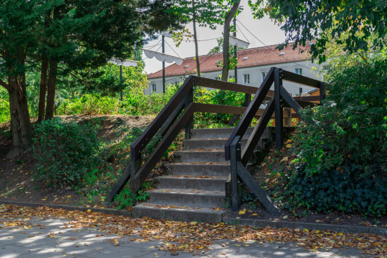 Spielplatz am S-Bahnhof Biesdorf in Richtung Bahntrasse absichern