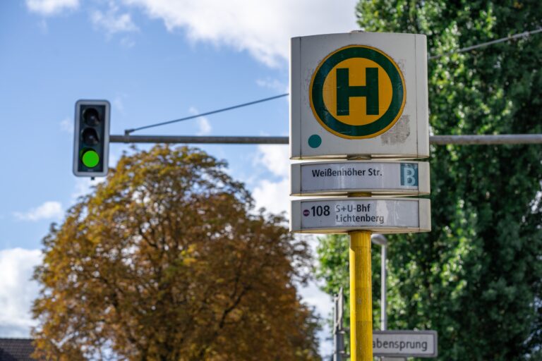 Fahrradbügel an den Haltestellen der Buslinie 108 schaffen