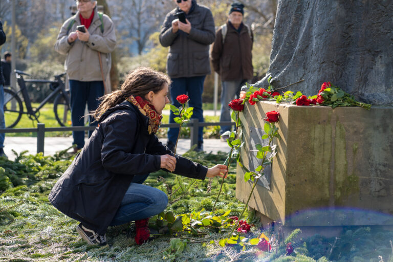 Kundgebung „Rosen für Clara“ zum Frauenkampftag
