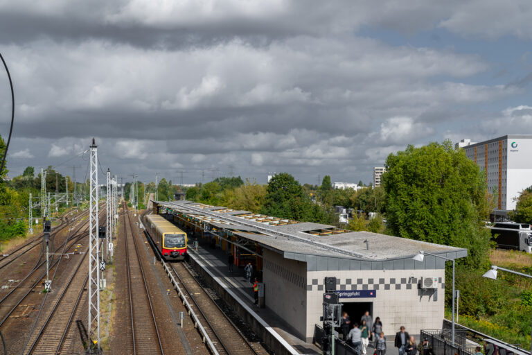 Fahrgäste nicht im Regen stehen lassen, Dach am S-Springpfuhl endlich erneuern