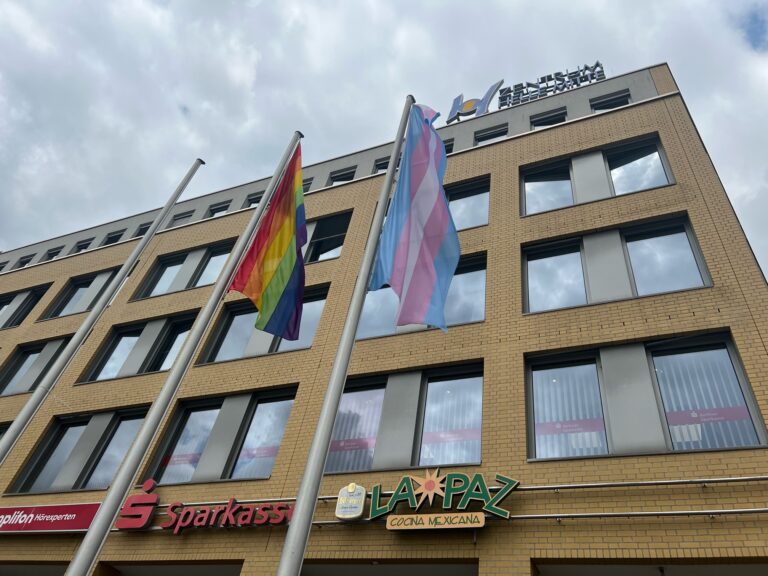 Flaggenhissung am Rathaus Hellersdorf