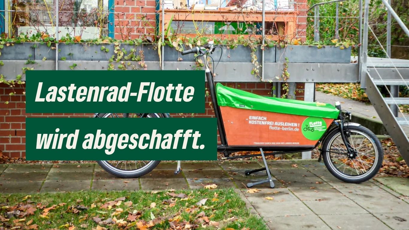 Ein Lastenrad steht vor einem Gebäude. Auf dem Bild ist ein Text geschrieben: Lastenrad Flotte wird abgeschafft.